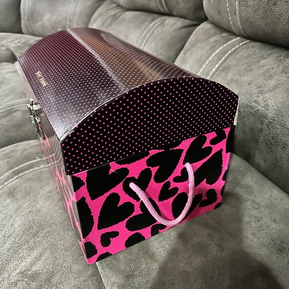 π₯π₯ RARE Betsey Johnson Hot Pink Polka Dots and Black Hearts Trunk - Picture 5 of 9
